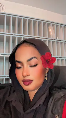 A post by @nawaalzuqbi8 on TikTok caption: 😂😂halesbarto maceba iso iso qor waxad iga amin santahay tani ti ad ibarate 😂💔🤝