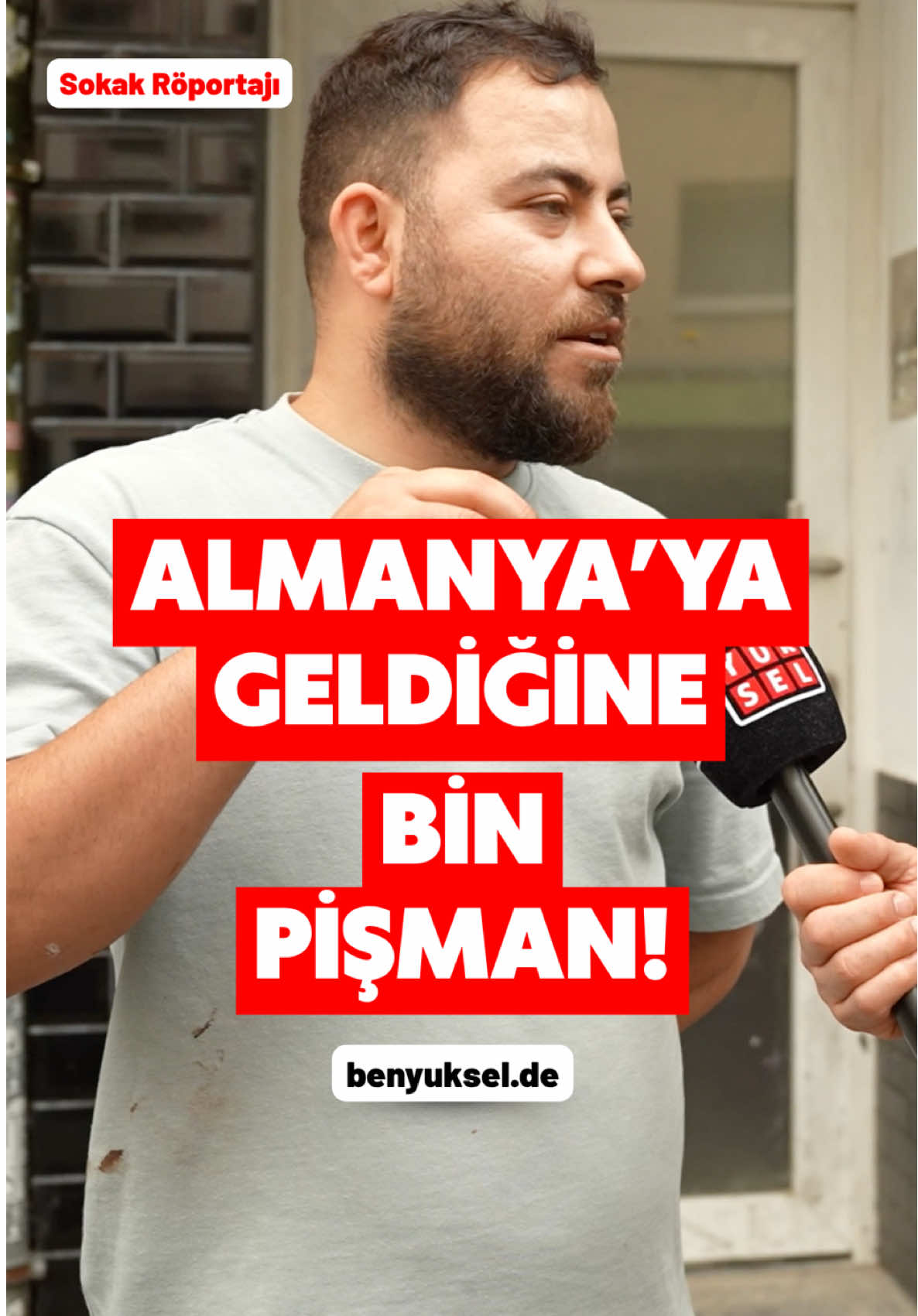 A post by @benyuxel on TikTok caption: 🇩🇪 Almanya’da 3 yıl… 💍 Alman biriyle evli… 🇹🇷 Ama hâlâ Türkiye hayaliyle yanıp tutuşuyor. Gurbet mi? Memleket mi? Kafası karışık, kalbi ikiye bölünmüş bir gençle sokak röportajı… Sen olsan ne yapardın? 💭 👇 Yorumlara yaz!