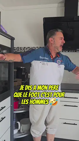 A post by @famillepapounini on TikTok caption: Aujourd’hui, j’ai décidé de tester les nerfs de mon père 😅 Je lui ai dit que le football féminin, c’était nul… et là, il a littéralement explosé 💥😂 Il m’a sorti un discours digne de Didier Deschamps, version vénère ! Je m’attendais à une petite réaction, mais il l’a pris hyper au sérieux 🤣 Comme quoi, faut pas toucher au foot féminin 🤣 Regardez jusqu’à la fin, sa réaction vaut de l’or 🥇🔥 Évidemment, c’est pour rigoler hein 😜 #FootFeminin #PapaVSFils #ClashFoot #romainetsonpere #DebatFamilial #HumourTikTok #FootballAddict #JustForFun #humour #blague #drôle #videodrole 