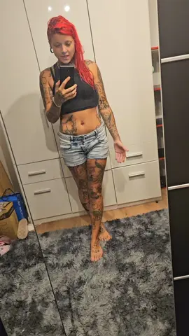 A post by @steff_fanny_dr3 on TikTok caption: #wirsindnichtnackt #farbeunterdiehaut #teamcrazychaos #liebe 