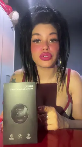 A post by @rociochik on TikTok caption: CHOLLO ! Súper chulos Auriculares inalámbricos , los Podrás encontrar en el carrito 🛒 que aparece en el vídeo 🥰 #auriculares #inalambricos #chollo #tiktokshop #barato 