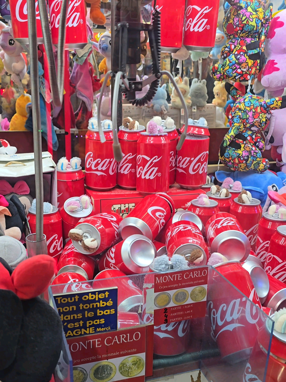 A post by @cseb_officiel on TikTok caption: Des labubu dans une canette de coca cola au pince a la foire de calais 🤩 dommage que la pince glisser trooooo 😒