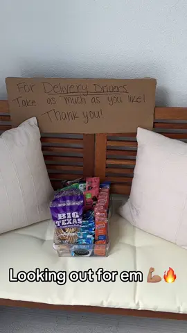 A post by @lightskinfitt on TikTok caption: Drop a comment! Or @ a delivery driver!