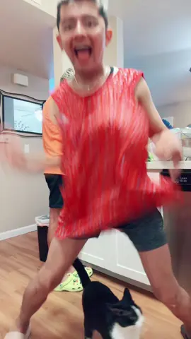 A post by @jonasymikeoficial on TikTok caption: Muévelo muévelo @Miken #fyp #foryou #foryoupage #fypシ #parati #couple #love #trend #trendingvideo #trendingsong #Viral #viralvideo #viraltiktok 