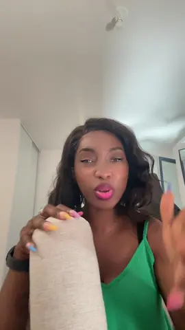 A post by @lauresexy on TikTok caption: #💃🏽 #pourtoii #😂🤣 #27 #videoviral 