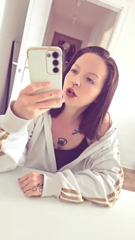 A post by @_loyal_kontra_k on TikTok caption: #Foryou #foryoufage #mommy #alleinerziehend #ostdeutschland #sommer2025🌸🌸🌸 #🇩🇪 