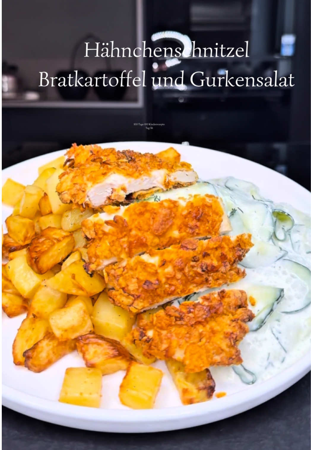 A post by @joeskochwelt on TikTok caption: Hähnchenschnitzel mit Backkartoffel und Gurkensalat 🍗 100 Tage 100 Kinderrezepte – Tag 56 Anzeige | Der Ninja Crispi von @Ninja.Deutschland ist nicht nur vielseitig, effizient und perfekt für deinen Alltag – er ist auch perfekt, um dein Gericht vorzubereiten und dann mit den Aufbewahrungsdosen es mit zur Arbeit zu nehmen.  👍🏻 Auch kannst du eine kleine Schüssel direkt für deine Kids, für den Kindergarten zubereiten.  🤩 Vom schnellen Meal-Prep bis zum kreativen Lieblingsgericht, mit dem Ninja Crispi steht dir nichts im Weg.  Zutaten 4 Personen: ✳️2-3 Hähnchenbrüste ✳️1 kg festkochende Kartoffel ✳️2 Eier ✳️Cornflakes ✳️Mehl Gurkensalat: ✳️1,5 Salatgurken ✳️1 Zwiebel ✳️200g Schmand ✳️1 EL Öl ✳️1 TL Senf ✳️1 TL Balsamicoessig ✳️Dill ✳️Salz, Pfeffer, Zucker #hähnchen #kinderrezepte #gurkensalat #viral #germany #foodporn #foodblogger #foodphotography #foodpic #foodie #foodblog #fyp #foryoupage #foodtiktok #mittagessen #Abendessen #schnellerezepte #gesunderezepte #lecker #leckerrezepte #mealprep #kochenmitkind #waskocheichheute #familienrezepte #kochideen #kochenmitkind #familienrezepte #foodtok #fürdich #fürdichpage #fürdichseiteシ #fürdichseiteviral