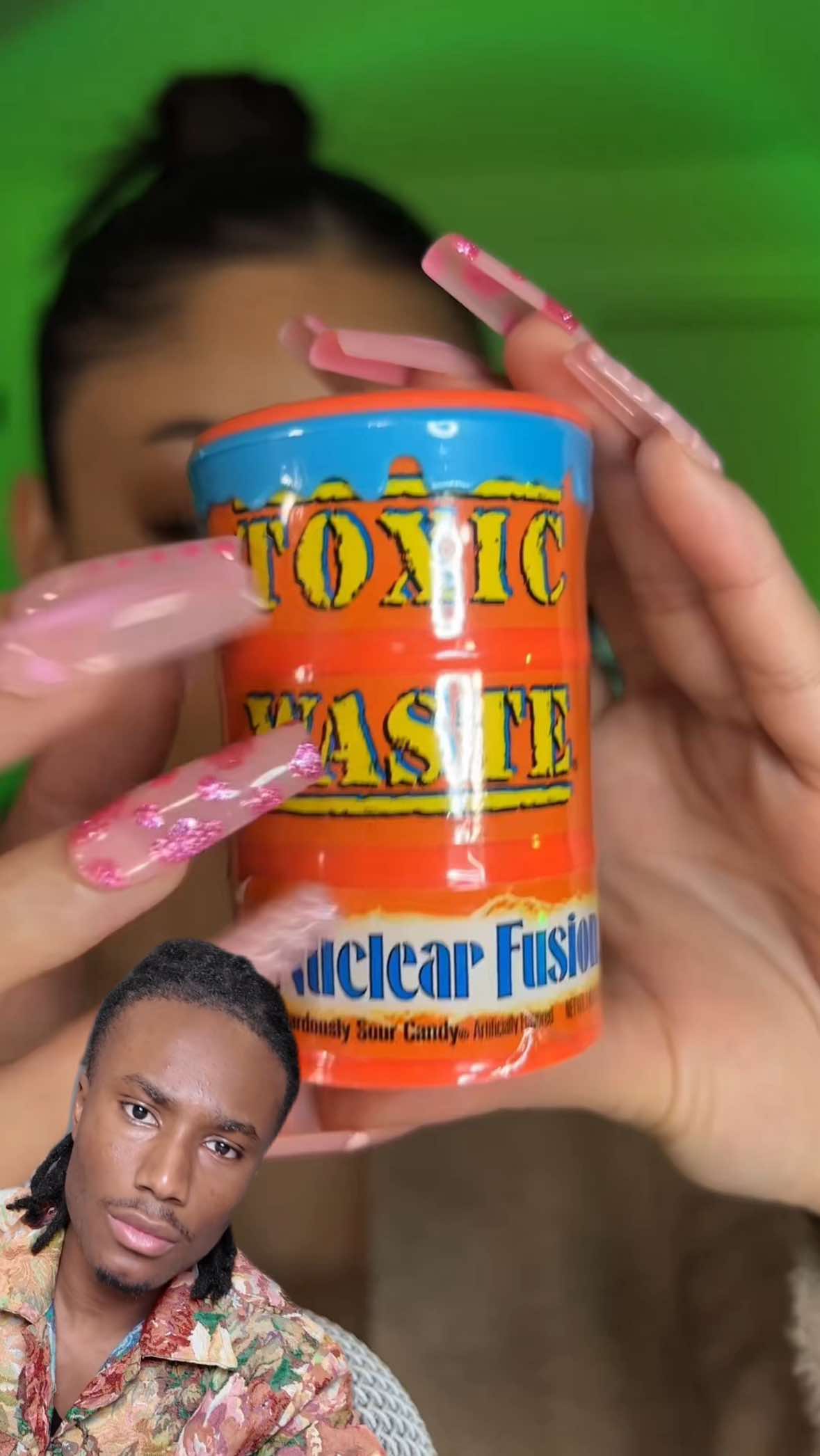 A post by @eatwithabdoul on TikTok caption: Je teste le bonbon le plus acide au monde 🍬😨 #fyp #teste #candy #bonbon #acide #viralvideos 