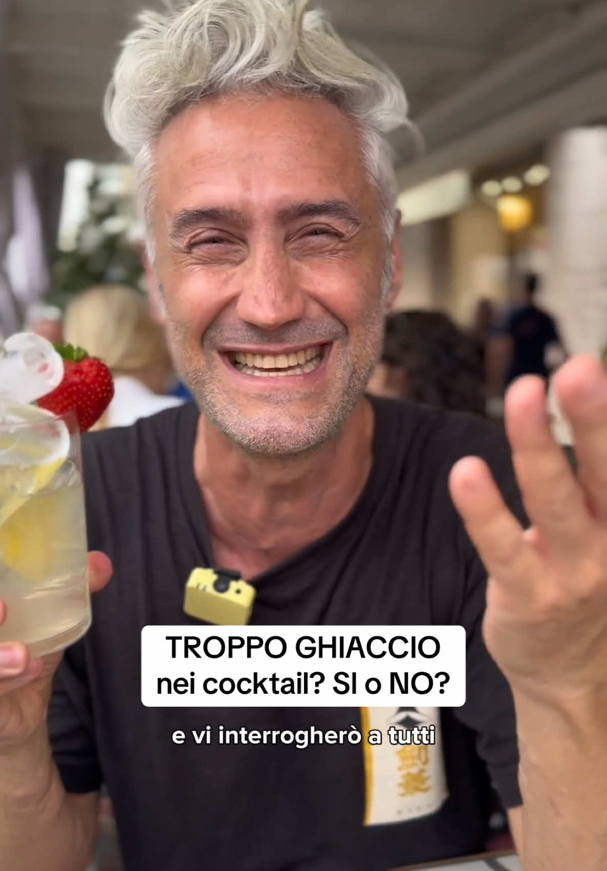 A post by @lafisicachecipiace on TikTok caption: Ma perché c’è così tanto ghiaccio nei drink? È una questione di fisica #lafisicachecipiace #fisica #lafisicachecipiacekids #scuola #vincenzoschettini 