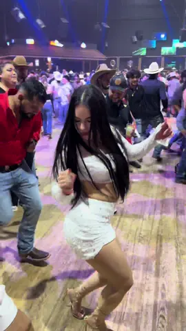 A post by @bailes_dfw on TikTok caption: Que noche hermanos 👀🔥 #2001dallas #norteñas #infieles #fupシ 
