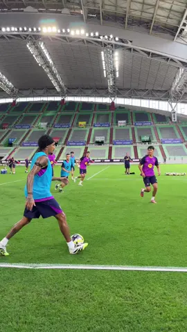 A post by @fcbarcelona on TikTok caption: Quick feet 🥶 #fcbarcelona #barçaontiktok 