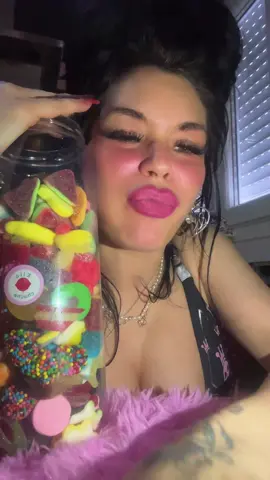 A post by @rociochik on TikTok caption: 🍭 ¿Amas las chuches? ¡Este bote de 1,3kg es un sueño hecho realidad! Hecho en España 🇪🇸, económico, delicioso y ¡con muchas variedad ! Perfecto para cumpleaños, eventos, regalos o simplemente para darte un capricho. 💥 ¡Corre antes de que se agoten! 🛒 Compra ya en el carrito que aparece en este vídeo 🍬 🍭 . #Chuches #ChuchesEspaña #ChuchesTikTok #Kilochuche #Paiporta #Valencia #Dulces #BoteDeChuches #CandyLover #CandyAddict #TikTokShop #ChuchesEnTikTok #RegalosOriginales #RegaloDulce #ChuchesVariadas #FiestasInfantiles #ChuchesPorKilo #SweetLovers #TikTokDulce #CosasQueMolan #Caprichos #DulcesTikTok #ProductoEspañol #HechoEnEspaña #TikTokValencia #TikTokEspaña #TiendaDeChuches #ChuchesOnline #TikTokViral #PostresTikTok #DulceAdicción #CumpleañosIdeas #CajaDeChuches #ChuchesBonitas #CajaSorpresa #RegaloOriginal #TikTokFood #Golosinas #GolosinasTikTok #CandyTikTok #TikTokShopEspaña #AntojosTikTok #DulcesVirales #TikTokCandy #UnboxingTikTok #IdeasParaRegalo #CajasDulces #MegaBote #BoteDeChuchesGigante #ChuchesGigantes #SweetGift #RegalosValencia #SweetTok #SweetLife #HechoConCariño #ChuchesRicas #EspañaTikTok #MerchTikTok #FoodTok #FoodLovers #RegalosTikTok #SnacksTikTok #TikTokSnacks #TikTokSnackTime #ProductosTikTok #ChuchesLocas #AmoLasChuches #DescuentoTikTok #BoteTikTok #FoodChallenge #TikTokAntojo #RetoDeChuches #TikTokRecomendado #MegaSnack #DulcesDeliciosos #TikTokTrending #ParaTi #FYP #ParaTiPage #ChuchesColoridas #DulcesPorMontón #CandyCrush #CandyExplosion #ComidaVisual #CaprichoDulce #CosasBaratas #ChuchesBaratas #TikTokEspañaOficial #TiendaTikTok #EmprendimientoTikTok #RegaloPerfecto #BoteDeDulces #ChuchesDelivery #TikTokGolosinas #EmprendeTikTok #IdeasOriginales #DetallesDulces #PaquetesSorpresa #TikTokShopEspaña2025 #LocuraDeChuches #CajasDulcesEspaña #GolosinasEnTikTok