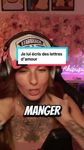A post by @akipupuce on TikTok caption: Je lui écris des lettres d’amour au toilette 🚽  #humour #pourtoii #fyp #twitch #toilette 