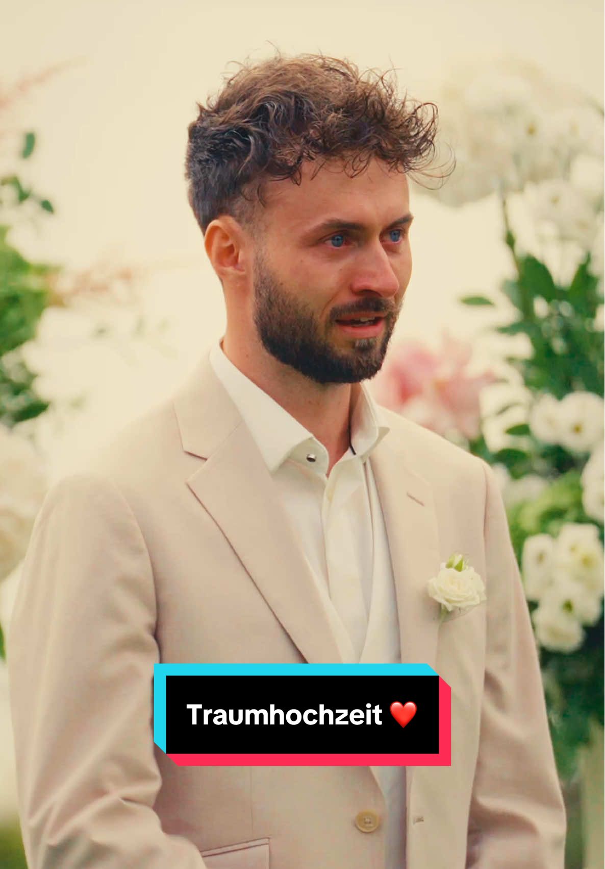 A post by @stineundmarc on TikTok caption: Der emotionalste Moment dieses unfassbar schönen Tages. Keine Worte reichen aus, um zu beschreiben, was wir in genau diesem Augenblick gefühlt haben. & Die Musik ist der echte Live-Ton dieses magischen Moments. 🥹❤️ #wedding #couplegoals #justmarried 