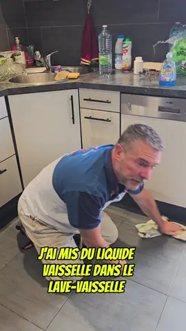 A post by @famillepapounini on TikTok caption: J'ai mis du liquide vaisselle dans le lave vaisselle 🤣 #videodrole #drôle #blague #humour #romainetsonpere #pourtoi #fyp 