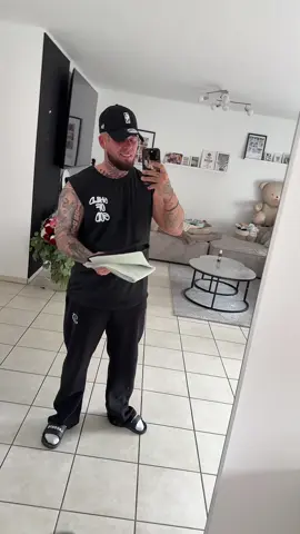 A post by @liiikeez on TikTok caption: BYE BYE & HERZLICH WILLKOMMEN ❤️🙌🏼 #fy #viral #trend 