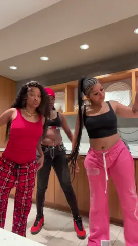 A post by @yungfrann on TikTok caption: Yall know I love @Yk.niecedarealest #famousfr😘 @niyaamorant @nunnie👩🏽‍❤️‍💋‍👩🏽. @the PRETTY CRACKHEAD 🎭 