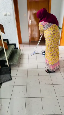 A post by @habibaaddow1 on TikTok caption: Mashiin matihid adi