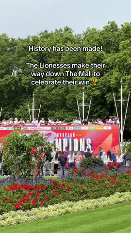 A post by @visitlondon on TikTok caption: The Lionesses make their way down The Mall to celebrate their #WEURO2025 win outside Buckingham Palace🏆 #LondonMakesItPossible #VisitLondon #lionesses #lionessesfootball #football #winners #england #buckinghampalace #euro2025 #europeanchampionships #womensfootball #london #londontiktok #londontok #londonlife #thingstodoinlondon #themall #lionessesedit #lionessesforlife #lionesseslive #leahwilliamson #hannahhampton #lucybronze #alexgreenwood #ellatoone #chloekelly #alessiarusso #michelleagyemang 