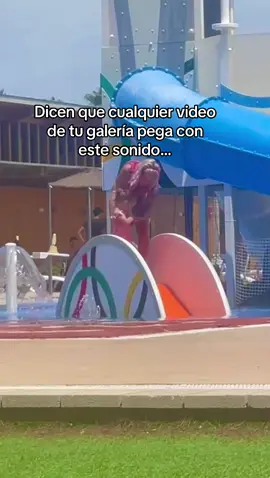 A post by @aynat_bm on TikTok caption: Quise tirarme con ella por q tenía miedo y luego me tocó seguir tirándome una hora más🤣 #piscina #video #sonido #humor #trend #sobrina #girl #baby 