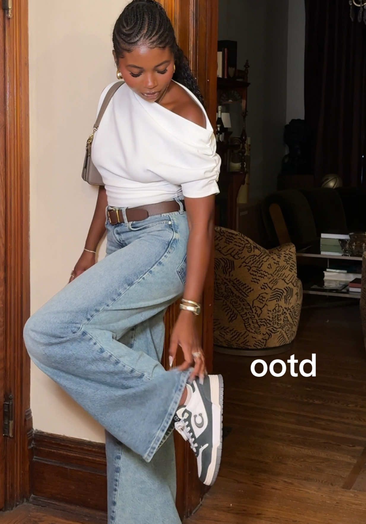 A post by @claaaarke on TikTok caption: crossing things off my chi-town bucket list ⛹🏾‍♀️ #OOTD 
