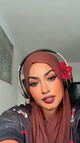 A post by @nawaalzuqbi8 on TikTok caption: Ragna wa dun iyo doqon 😂labadas waxa udaren midkan garen dantise😂💔😂🥀