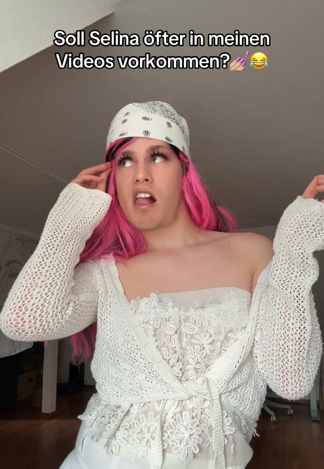 A post by @itsofficialmarco on TikTok caption: Selina möchte nach der Straßenumfrage öfter dabei sein!💅🏼😂