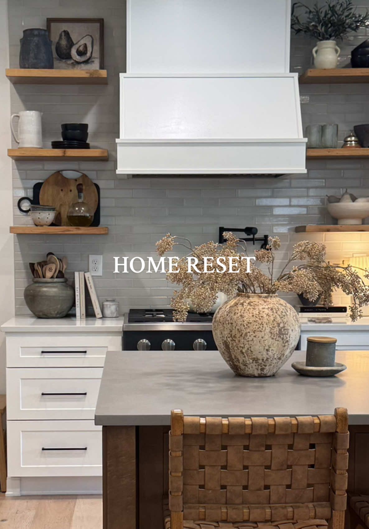 A post by @_catben_ on TikTok caption: Sometimes the best way to clear your mind is to tidy your space 🫧💫🏠 #asmr #CleanTok #diml #organizedhome #cleanwithme 