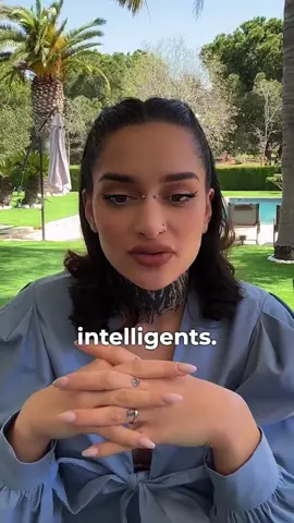 A post by @gamze_kgln on TikTok caption: Parfois, faut être un peu "con". 👉🏻 Viens me voir en mp et parlons de ton projet !  #mindsetentrepreneur #changerdevie #reussirsavie #croireensoi #businessenligne 