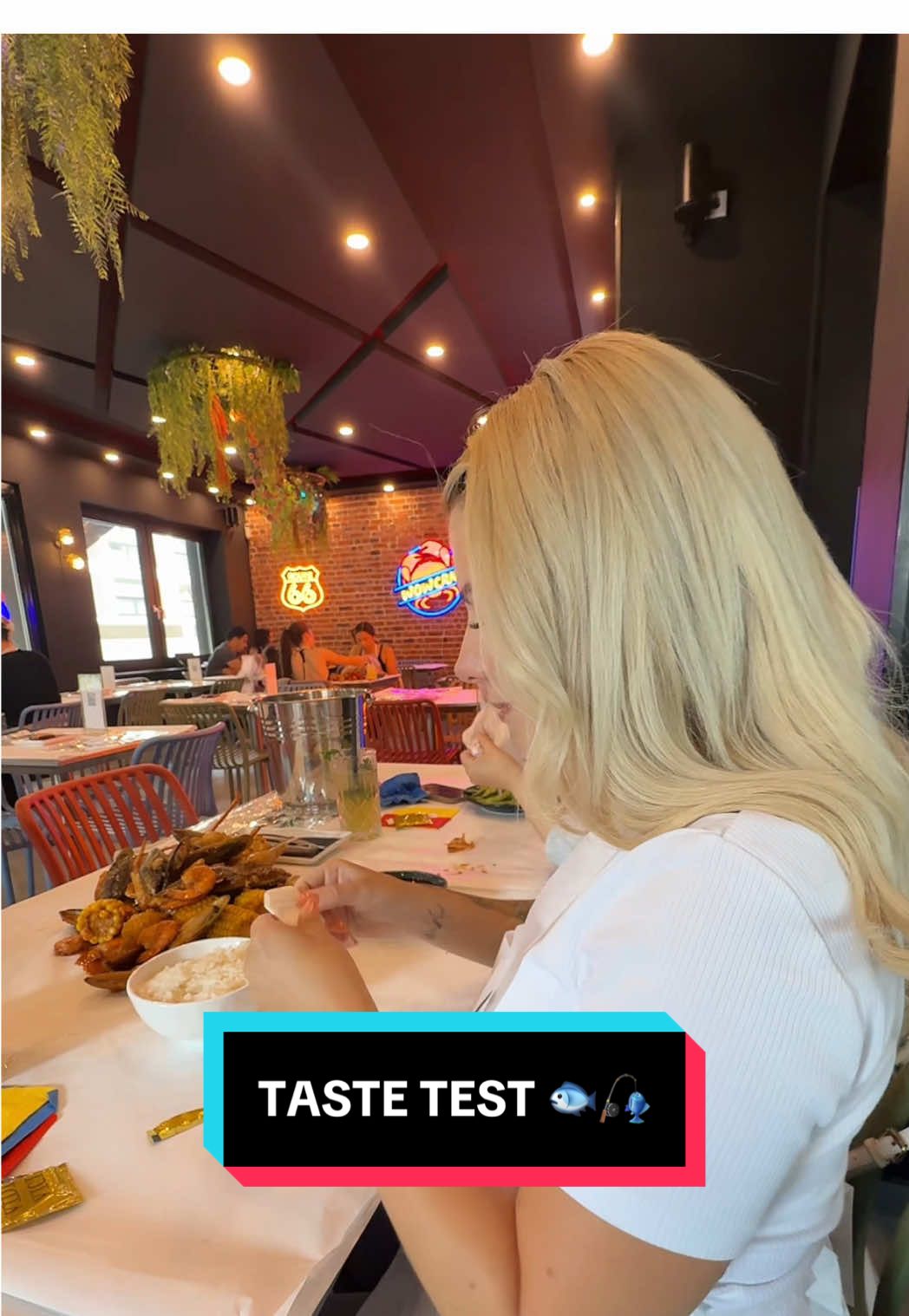 A post by @selina_hrrm on TikTok caption: SEEFOOD BOIL - LOHNT ES SICH? 🍤🐠🎣 #2025 #trend #fyp @Liikeez @zoeyhrrm 