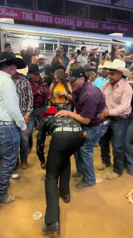 A post by @bailes_dfw on TikTok caption: Wtf 😭😭😭😭 #funny #mujeres #locuras #bailesvip #fypage 