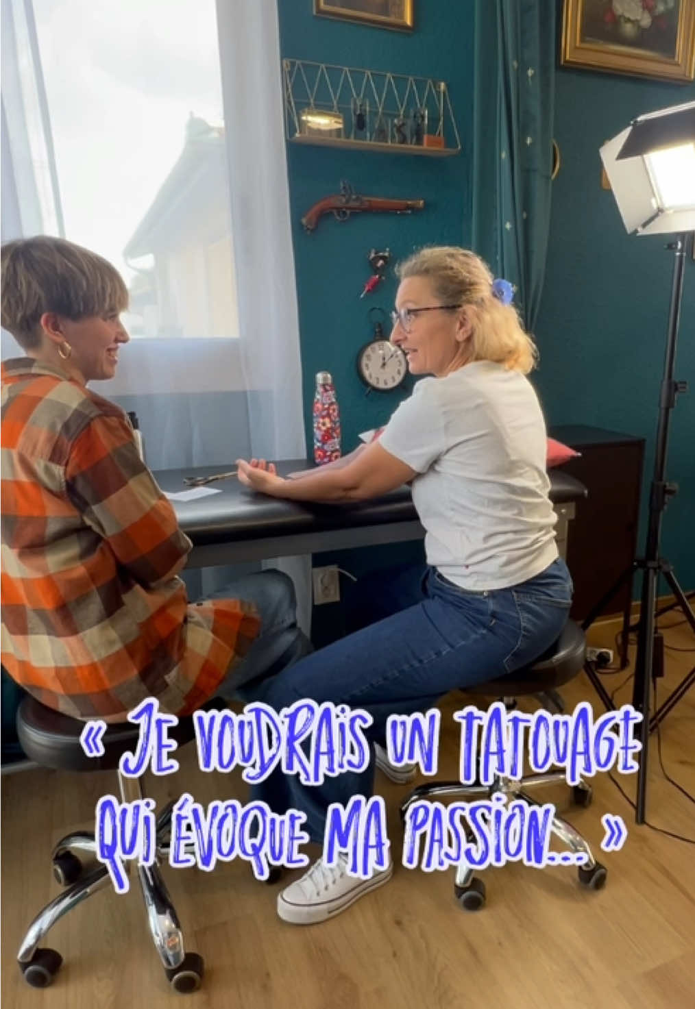 A post by @elsatypiquetattoo on TikTok caption: Merci Elise pour ta confiance 🥰 • 💙 Moi c’est Elsa, tatoueuse sur Toulouse à @confidences_studio  Je réalise 2 styles : ✿ Des lignes fines, pour des compositions florales ou des covers ✍🏼 ✿ Des petites fleurs colorées & réalistes 💐 💌 Contacte-moi pour qu’on élabore ton projet 💌  ✿ Pas d’idée ? RDV dans le CANAL Instagram pour trouver LA création qui t’attend et qui est faite pour toi 🥳🤗  P.S : Journée Petits Tattoos chaque 1er samedi du mois ⚠️sauf sept⚠️. Tu peux venir faire ton petit tattoo (5cm max) sans RDV 🥳 • #tattoo #toulouse #tattootoulouse #toulousetattoo  #ornementaltattoo #texttattoo #cutetattoo                      