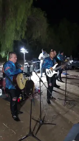 A post by @todobien282 on TikTok caption: 🍕 #corridos #losnuevosrebeldes @Los Nuevos Rebeldes #fyp #parati 