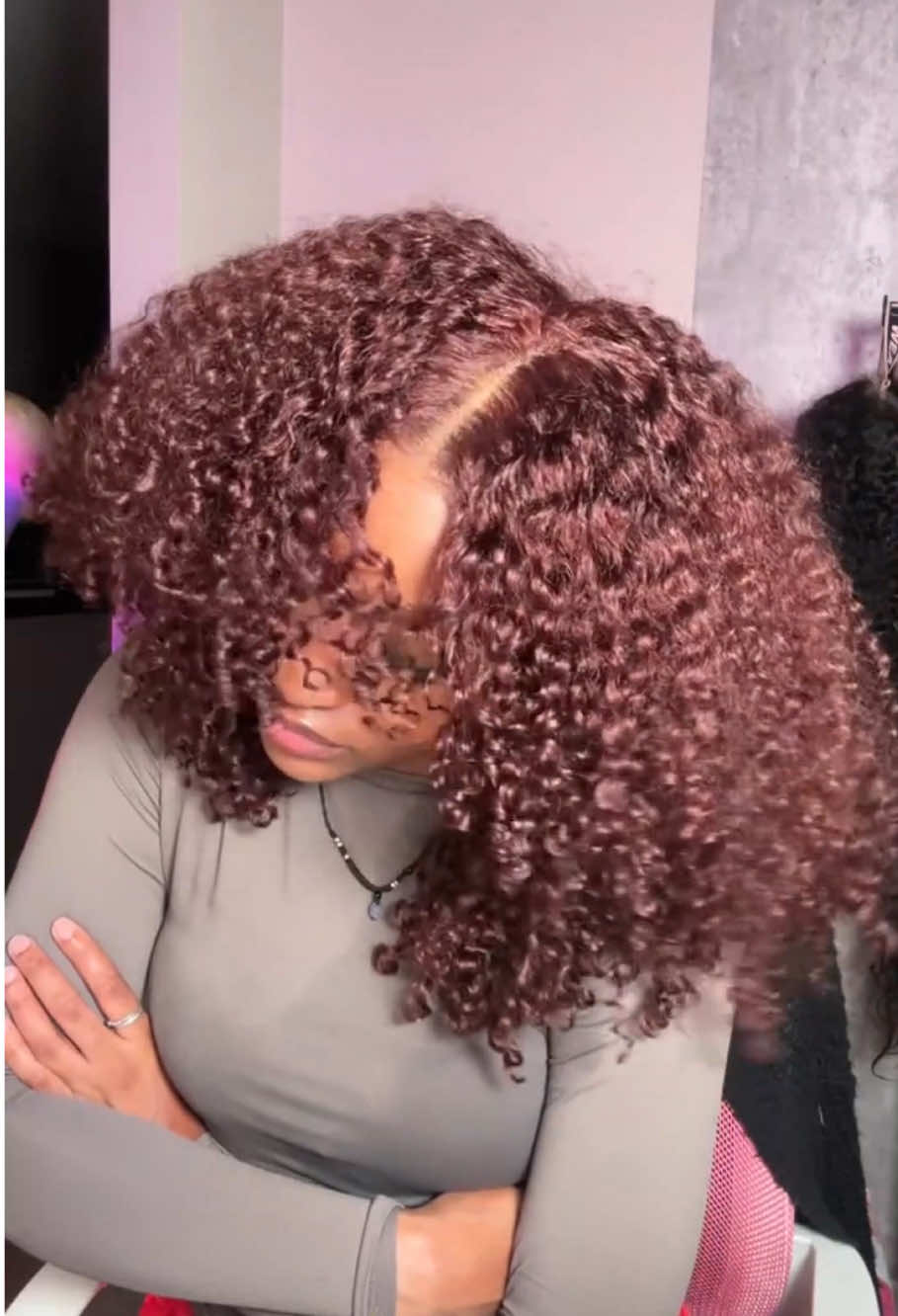 A post by @oqhair on TikTok caption: No one will refuse THIS GORGEOUS unit😻🔥Get Same Wig 𝟐𝟖% 𝐎𝐅𝐅 with " Code:𝐓𝐊𝐕𝐈𝐏 " (🔗 in my bye-oh!)#oqhair #humanhair #wigs #gluelesswig #curlywig #reddishbrownwig #wigstyling #tiktoktopwigs #wigtok #viral 