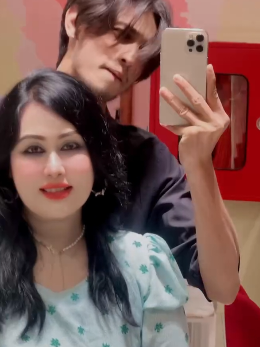 A post by @ikmedianews on TikTok caption: লা/য়/লা বু/ড়ি আর একটা নতুন খাবার কিনছে পুরান টা খা/ও/য়া শেষ🤪