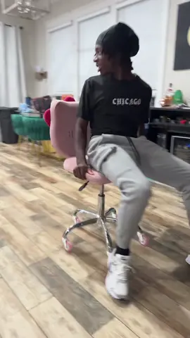 A post by @dlynnbeauti504 on TikTok caption: #officeoasis #officechair #chair #rollingchair #chairs #officrchairs #backtoschool #tiktokshop 