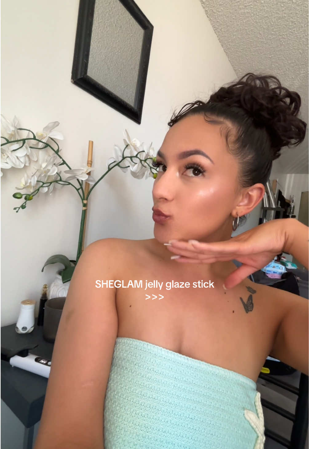 A post by @ on TikTok caption: First time trying😩 and I’m glowinggg🥴 @SHEGLAM #sheglam #highlighter 