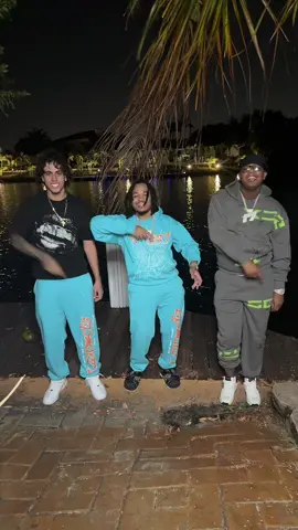 A post by @vonoff1700_ on TikTok caption: U THE 1 TAKING THE TRAIN WHAT U MAD FA !!!???? #DontPutMeDown😞 @konvy 
