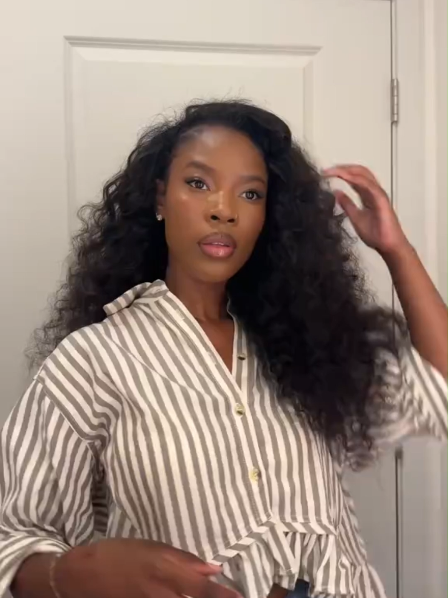A post by @oqhair on TikTok caption: So simple so quick #halfwig install✨ #tiktoktopwigs #wiginstall #wigtok