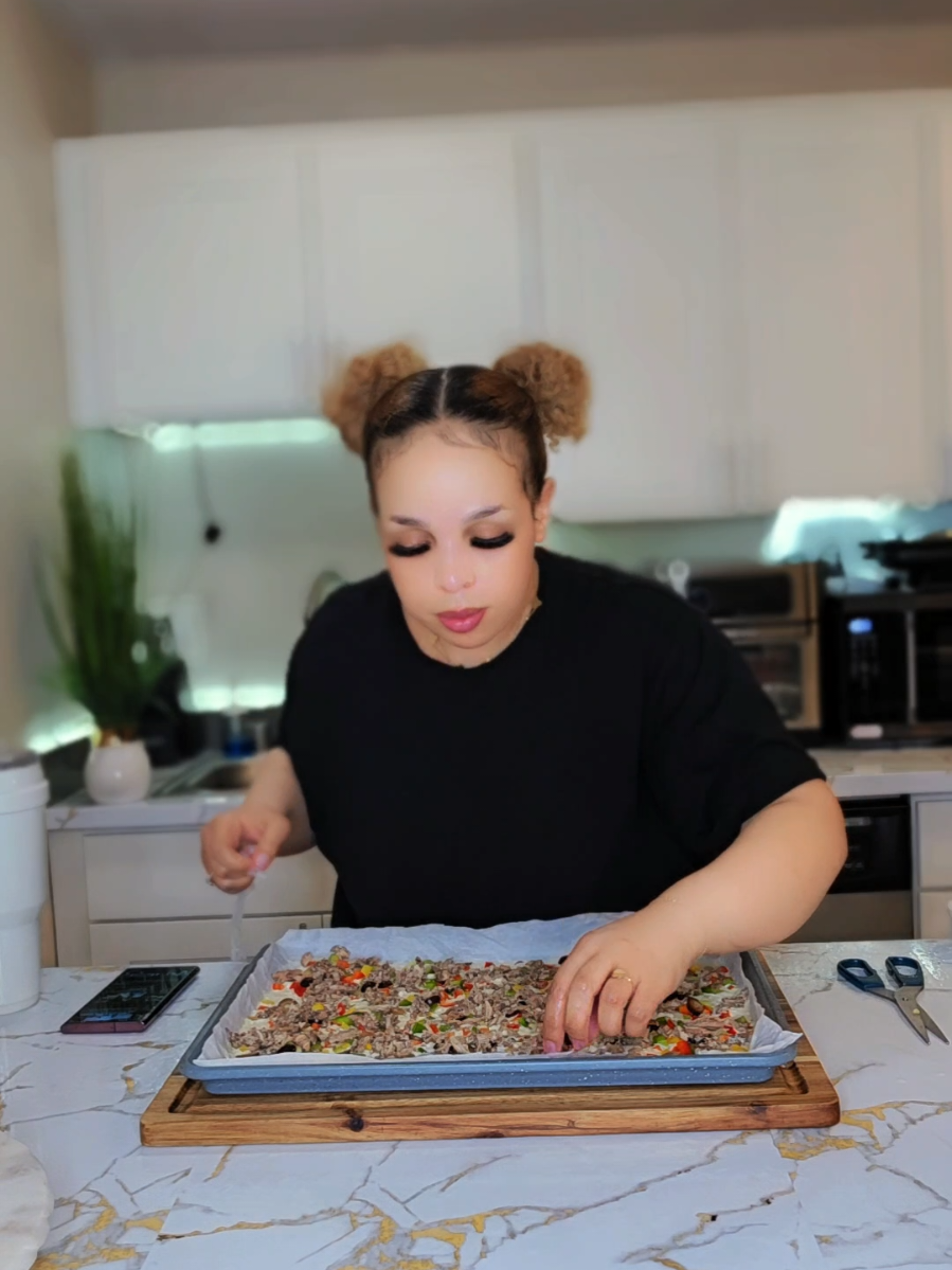 A post by @susumua2 on TikTok caption: easy way pizza #thesusuway #pizzarecipe #susuinseattle🇺🇲 #cookwithme #habeshatiktok #eritreantiktok🇪🇷🇪🇷habesha #ethiopian_tik_tok #ethioerteria🇪🇹🇪🇷🇪🇹🇪🇷🇪🇹 