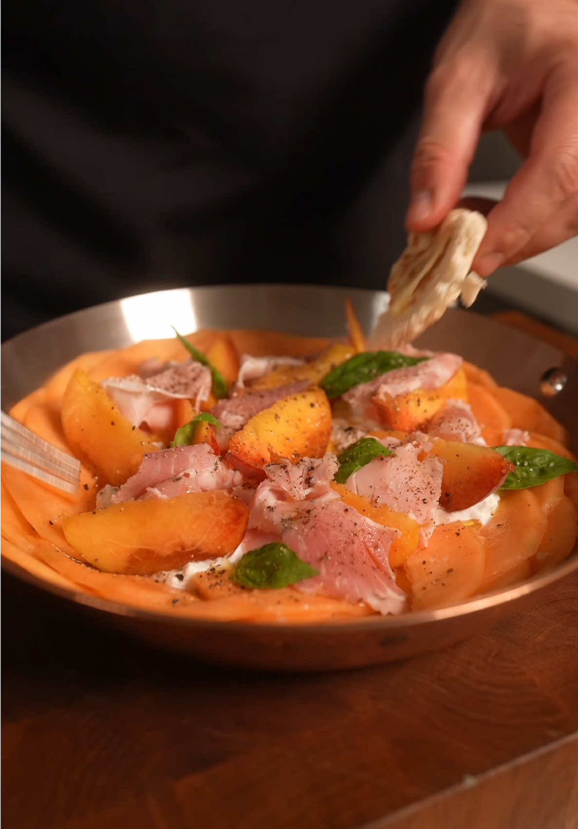 A post by @qistoh on TikTok caption: Melon Jambon Pêche Burrata 🫶 #melon #peche #burrata #recette #cuisine #food #chef 
