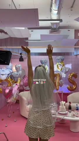 A post by @cinziazullo on TikTok caption: it’s a girls bathroom party💕🥰⛅️👰🏼‍♀️💍