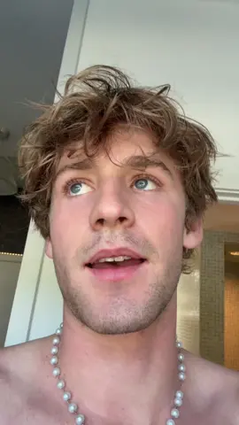 A post by @magnusferrell on TikTok caption: behöver din åsikt 😃😃 