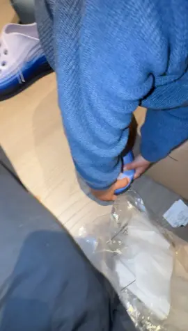 A post by @naderjindaouifussball on TikTok caption: Nidal probiert Schuhe an 😂