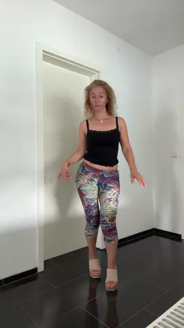 A post by @andreea33251 on TikTok caption: 🙈😱🙈💃🏼#videoviral 