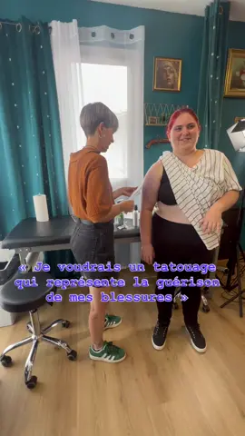 A post by @elsatypiquetattoo on TikTok caption: Merci Lilou pour ta confiance 🥰 • 💙 Moi c’est Elsa, tatoueuse sur Toulouse à @confidences_studio  Je réalise 2 styles : ✿ Des lignes fines, pour des compositions florales ou des covers ✍🏼 ✿ Des petites fleurs colorées & réalistes 💐 💌 Contacte-moi pour qu’on élabore ton projet 💌  ✿ Pas d’idée ? RDV dans le CANAL Instagram pour trouver LA création qui t’attend et qui est faite pour toi 🥳🤗  P.S : Journée Petits Tattoos chaque 1er samedi du mois ⚠️sauf sept⚠️. Tu peux venir faire ton petit tattoo (5cm max) sans RDV 🥳 • #tattoo #toulouse #tattootoulouse #toulousetattoo  #ornementaltattoo #texttattoo #cutetattoo                      
