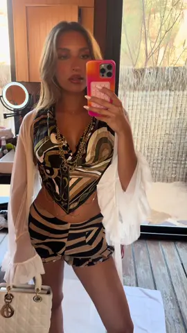 A post by @corinnepino on TikTok caption: Nuova giornata qui ad Alula!🤎 1G:pinocorinnee