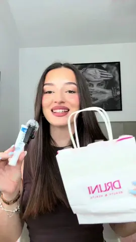 A post by @druni on TikTok caption: Últimas joyitas que han caído en la bolsa DRUNI 💫 La M·A·Cstack Waterproof Mascara de MAC para pestañones que aguantan TODO, y el mítico All Nighter de Urban Decay en versión mini, porque el makeup no se mueve… ni con ola de calor 😮‍💨💖 ¿Los habéis probado, amores? #druniperfumerias #drunilover #makeupverano #fijadormaquillaje #macstack #allnighter #fyp #parati
