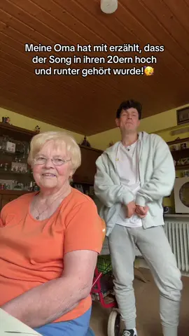 A post by @itsofficialmarco on TikTok caption: wie süß sie da sitzt hahaha😂❤️