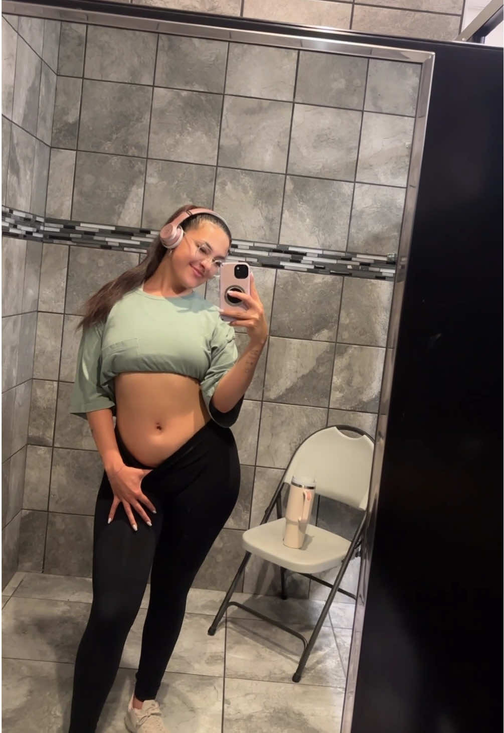 A post by @ on TikTok caption: One thing about me🤪 imma take a pic every time🥴 #GymTok #gymgirl #postworkout 